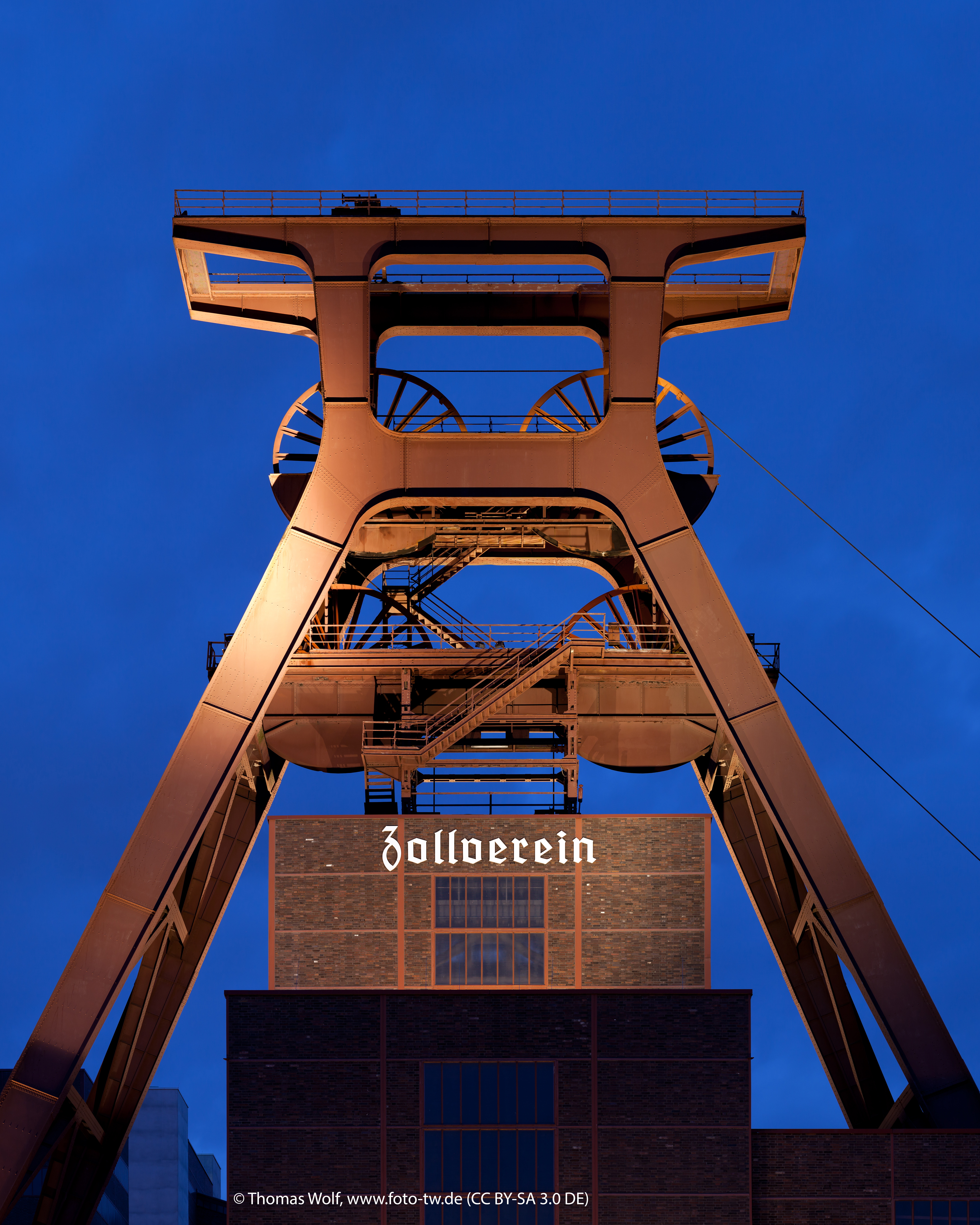 Der Kirchturm auf dem Geländer der Refo in Berlin-Moabit von oben fotografiert.