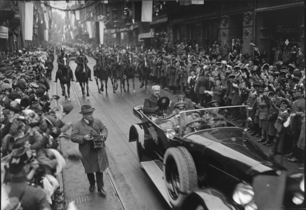 Befreiungsfeier.MitReichspraesidentSept1925BArchBild102 01840