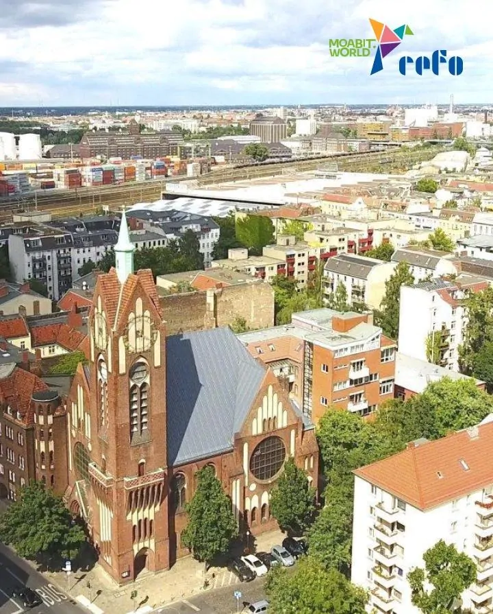 Der Kirchturm auf dem Geländer der Refo in Berlin-Moabit von oben fotografiert.